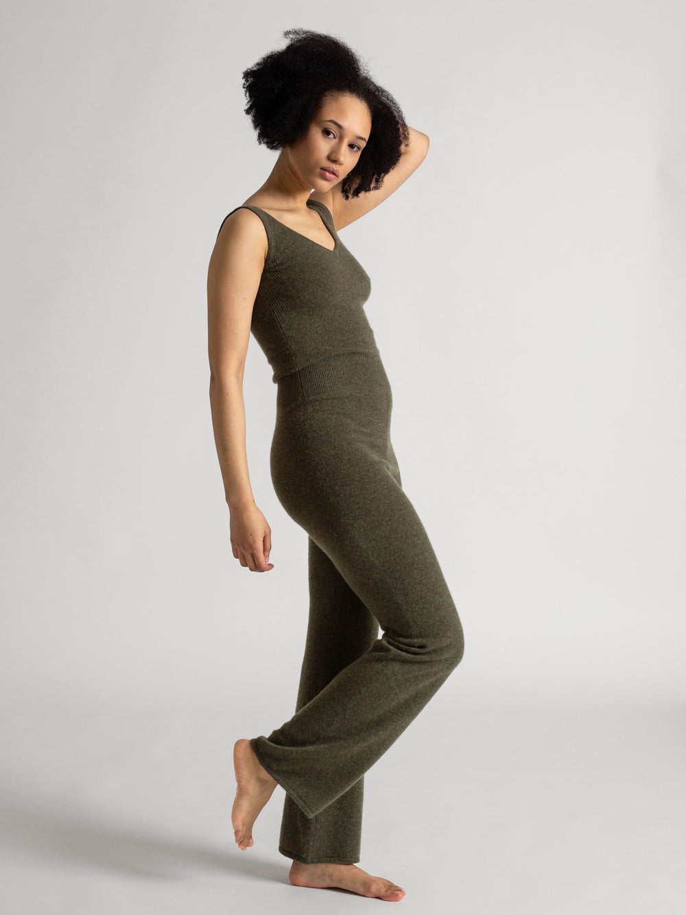 Kashmir jumpsuit "Savanna" i 100% ren kasjmir. Farge Army green. Norsk design fra Kashmina.