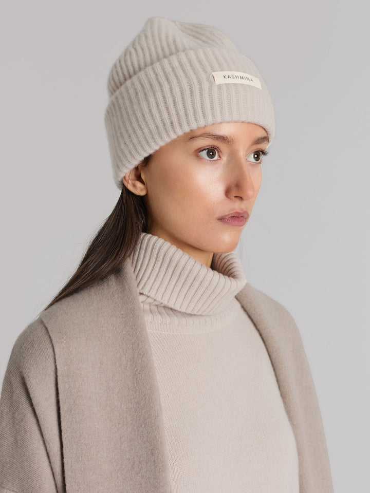 Cashmere lue i 100% ren kashmirull. Norsk design fra Kashmina. Farge: Cream.