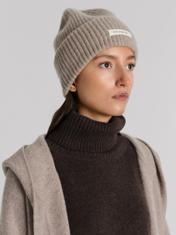 Cashmere lue i 100% ren kashmirull. Norsk design fra Kashmina. Farge: Toast.