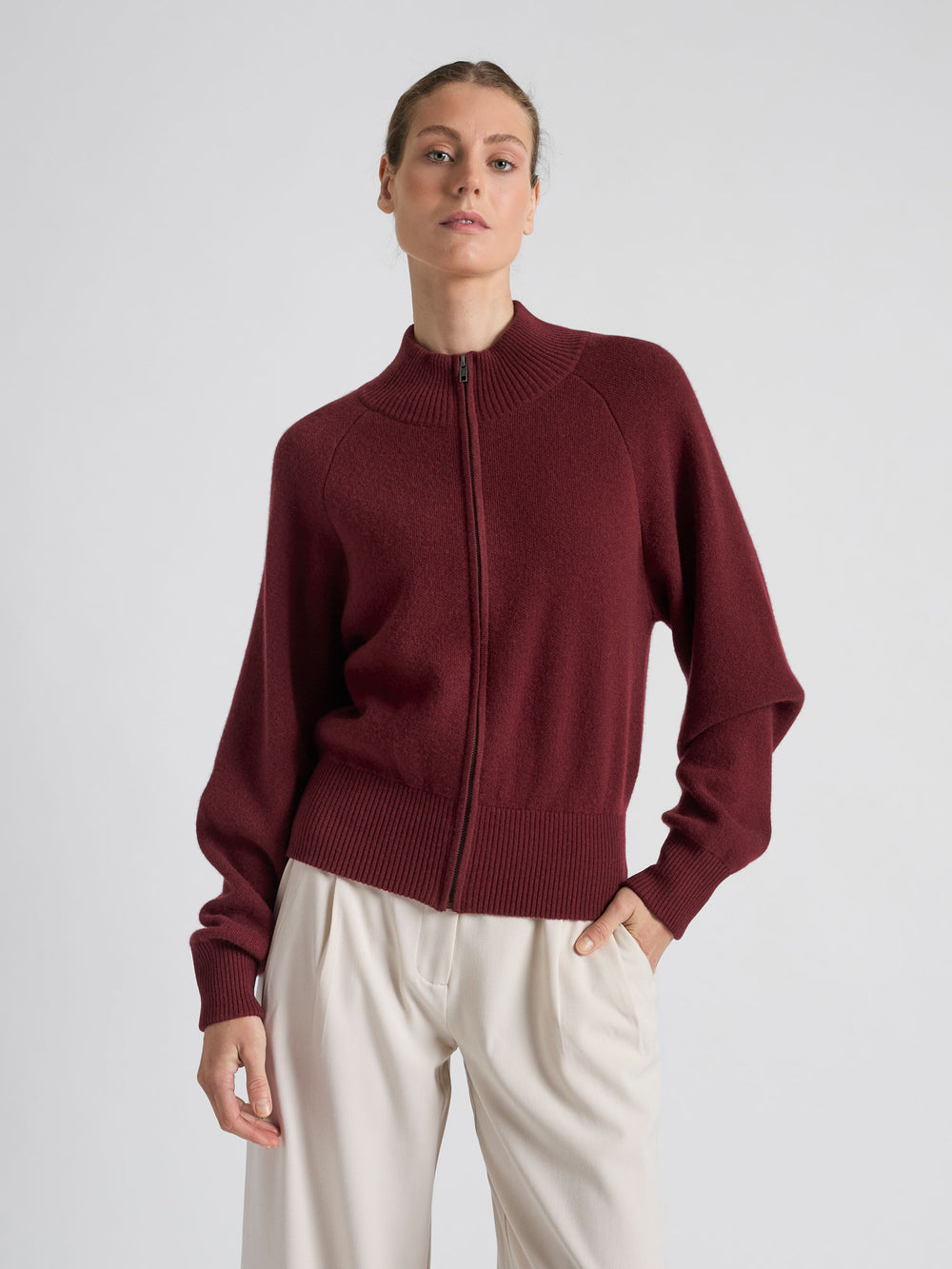 Kashmirjakke "Oline" i 100% ren kasjmirull, cashmere. Norsk design fra Kashmina. Farge rød burgunder "Bordeaux".