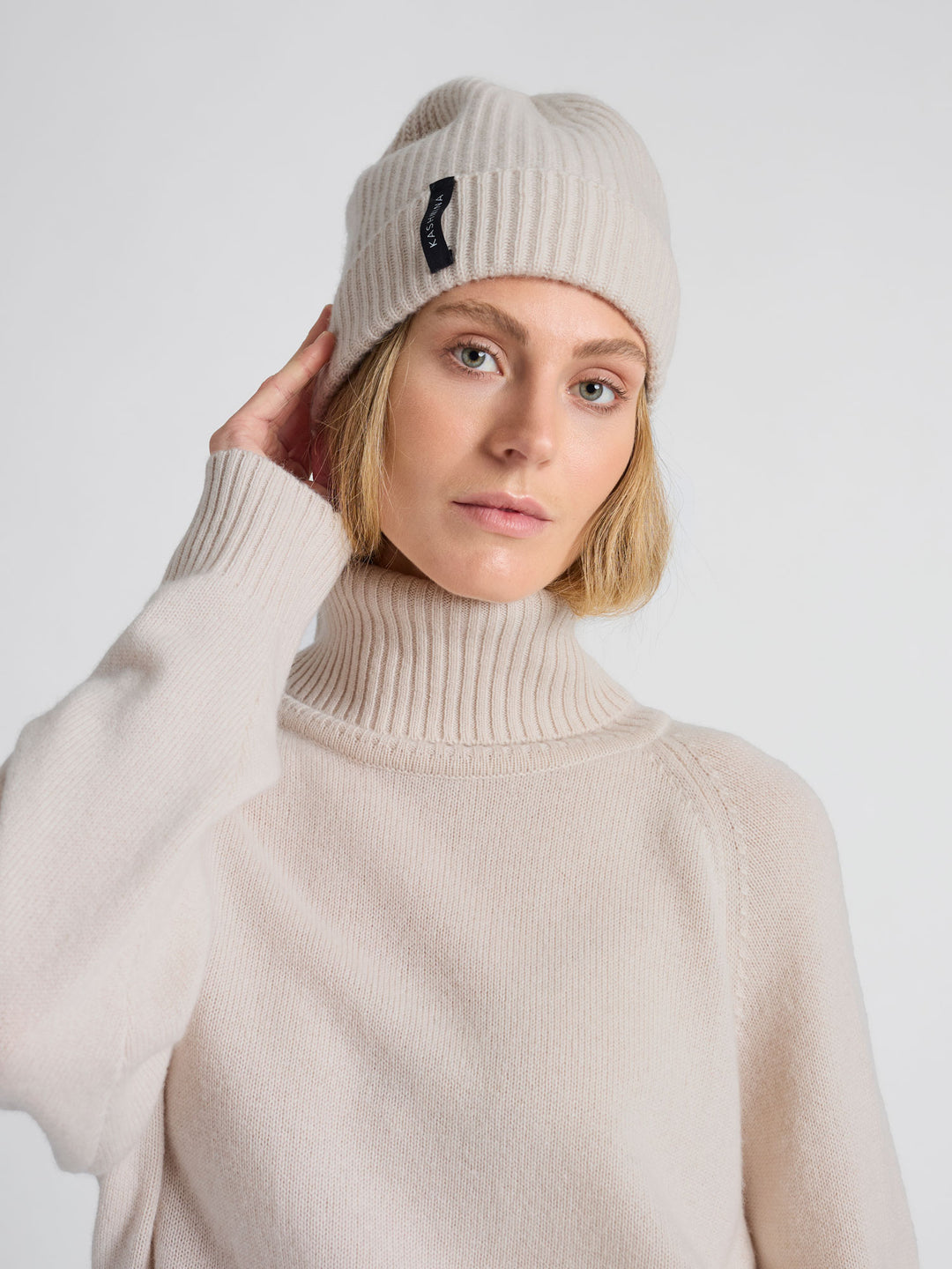 Kashmirlue "Elli" i 100% ren cashmere, kashmir. Farge: Cream. Norsk design fra Kashmina.