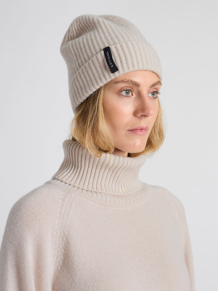 Kashmirlue "Elli" i 100% ren cashmere, kashmir. Farge: Cream. Norsk design fra Kashmina.