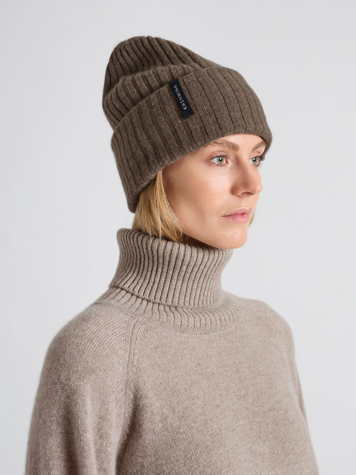  Kashmirlue "Oda" i 100% ren cashmere, kasjmir. Norsk design fra Kashmina. Farge: Dark Toast.