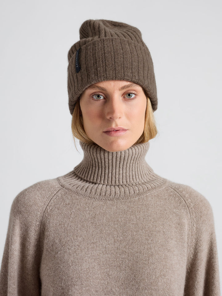  Kashmirlue "Oda" i 100% ren cashmere, kasjmir. Norsk design fra Kashmina. Farge: Dark Toast.