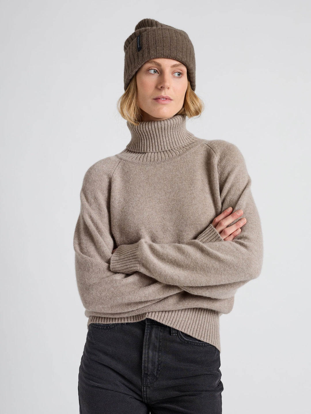 Kashmirlue "Oda" i 100% ren cashmere, kasjmir. Norsk design fra Kashmina. Farge: Dark Toast.