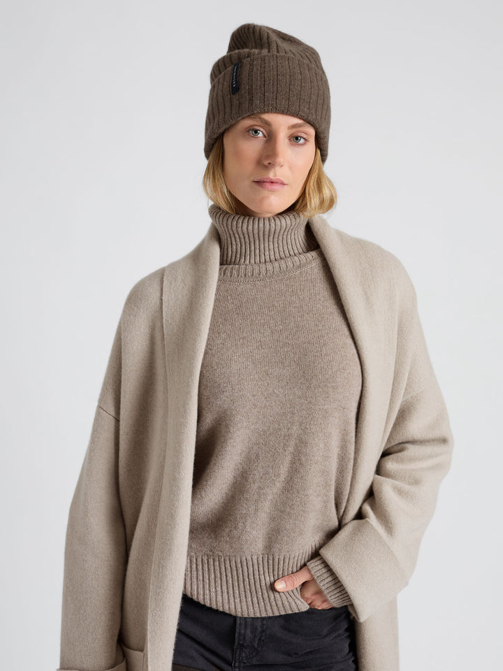 Kashmirlue "Oda" i 100% ren cashmere, kasjmir. Norsk design fra Kashmina. Farge: Dark Toast.