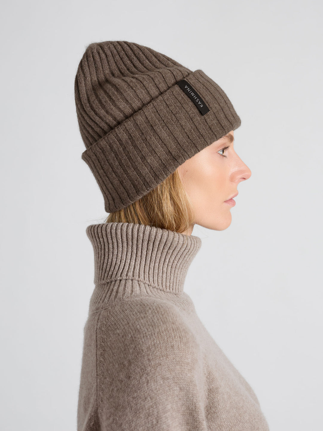  Kashmirlue "Oda" i 100% ren cashmere, kasjmir. Norsk design fra Kashmina. Farge: Dark Toast.