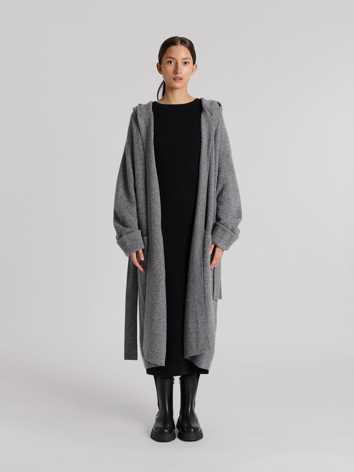 Kashmirkjole "Hedvig" i 100% ren cashmere. Norsk design fra Kashmina. Farge: Bordeaux - Sort.