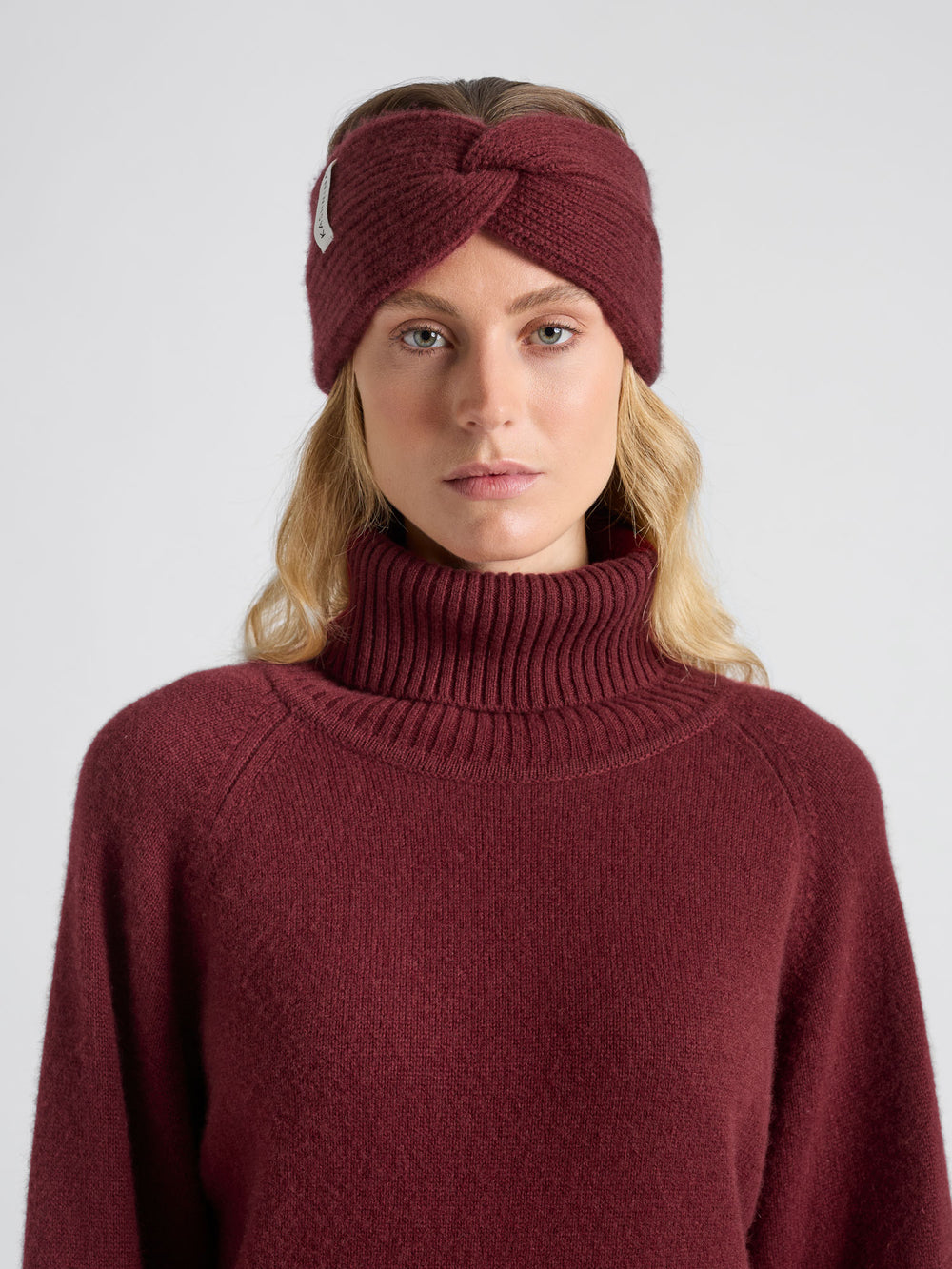 "Freya" et tykt ribbestrikket pannebånd i 100% kashmir, cashmere. Farge: Bordeaux. Strikket i 5 gauge , dvs tykk og varm strikk. Norsk design fra Kashmina.