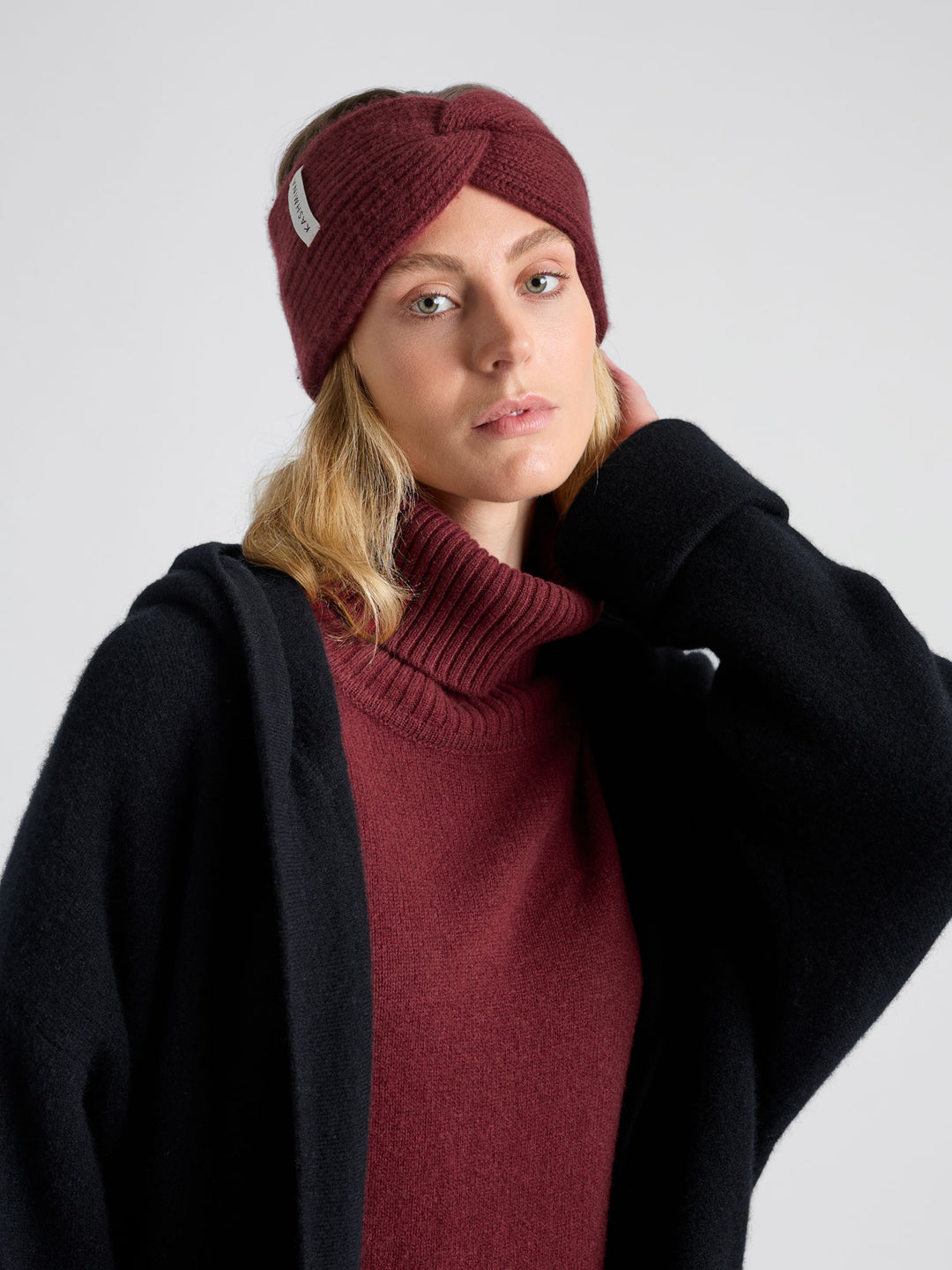 "Freya" et tykt ribbestrikket pannebånd i 100% kashmir, cashmere. Farge: Bordeaux. Strikket i 5 gauge , dvs tykk og varm strikk. Norsk design fra Kashmina.