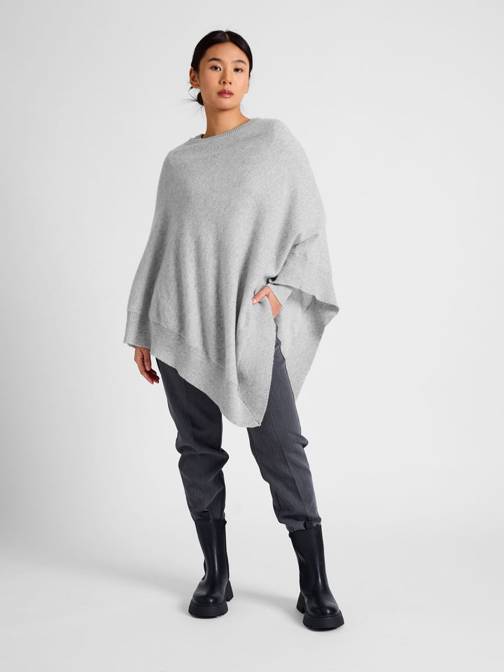 Kashmirponcho "Haddy" i 100% ren kasjmirull. Norsk design fra Kashmina. Farge: Lys Grå.