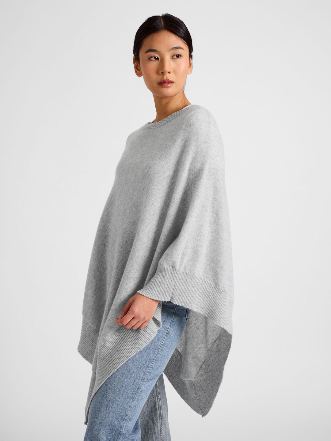 Kashmirponcho "Haddy" i 100% ren kasjmirull. Norsk design fra Kashmina. Farge: Lys Grå.