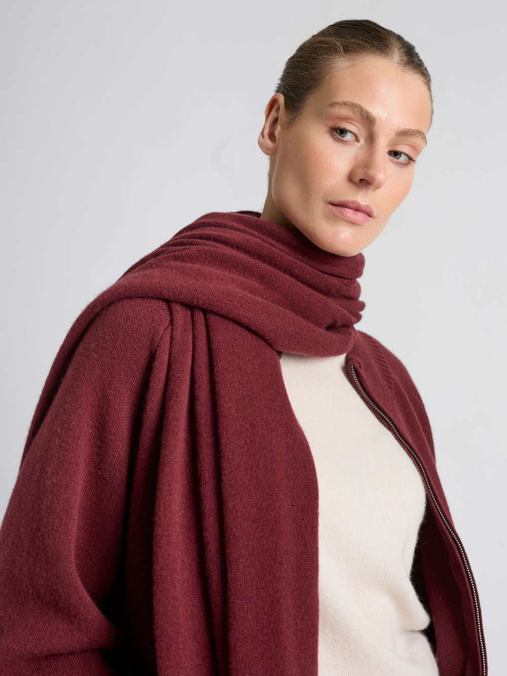 Kashmirskjerf "Signature" i 100% ren kasjmirull. Cashmere skjerf. Norsk design fra Kashmina. Farge: Bordeaux.