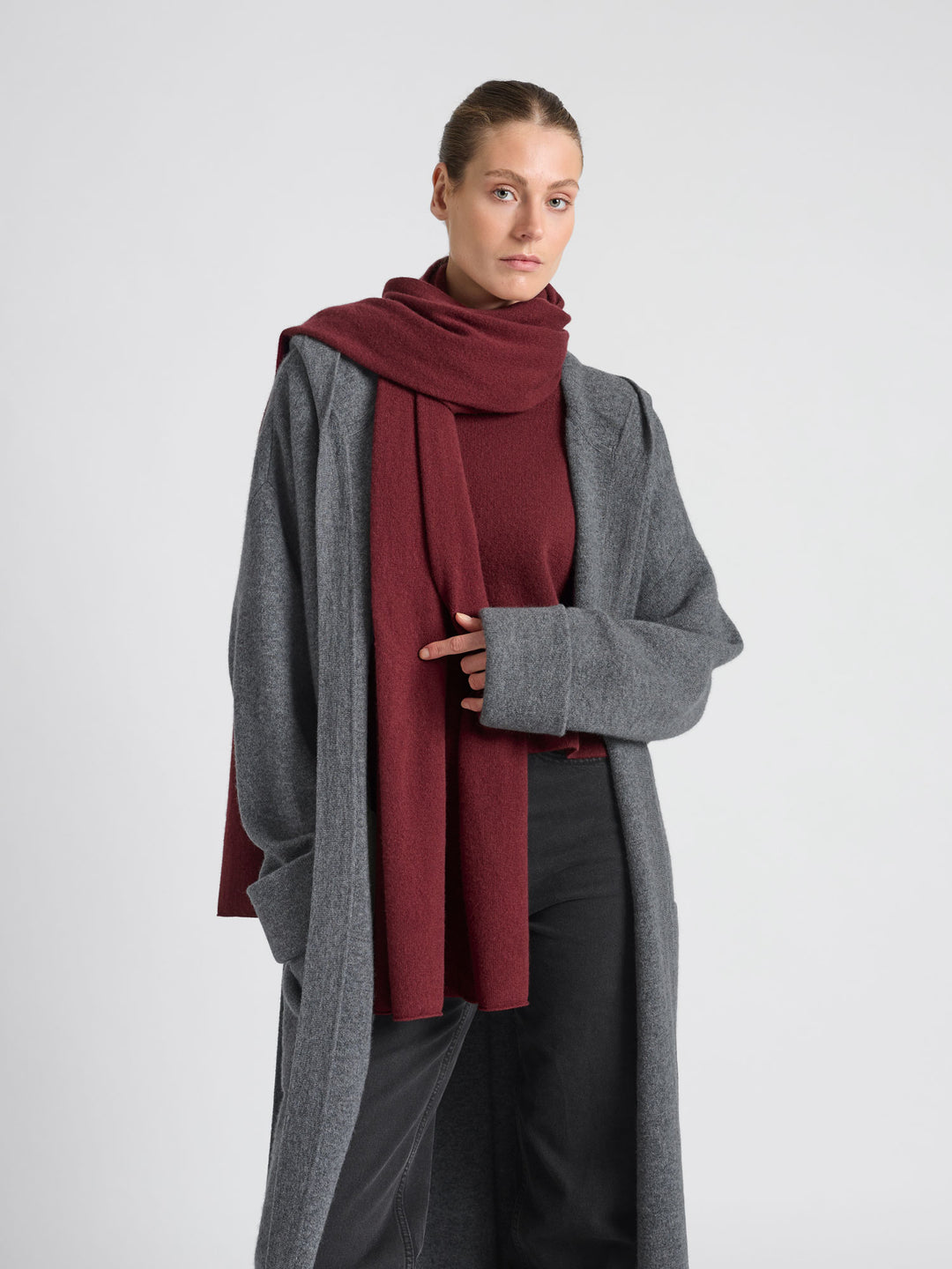 Kashmirskjerf "Signature" i 100% ren kasjmirull. Cashmere skjerf. Norsk design fra Kashmina. Farge: Bordeaux.