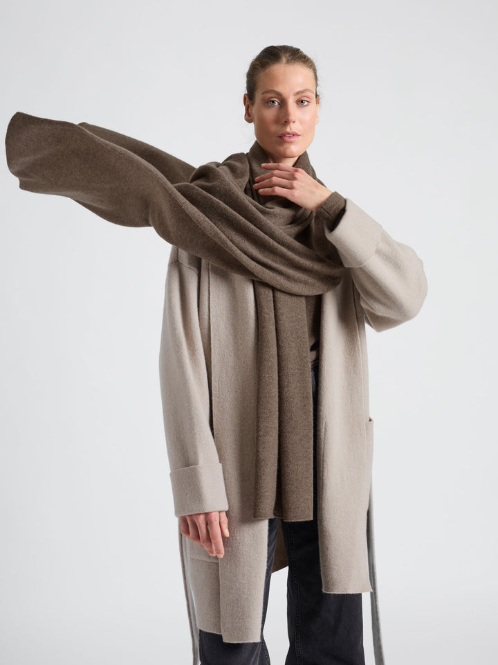 Kashmirskjerf "Signature" i 100% ren kasjmirull. Cashmere skjerf. Norsk design fra Kashmina. Farge: Dark Brown.