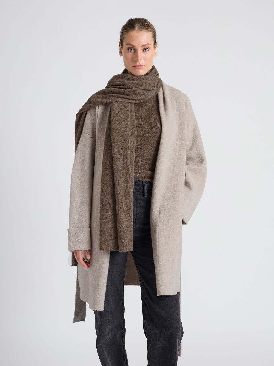 Kashmirskjerf "Signature" i 100% ren kasjmirull. Cashmere skjerf. Norsk design fra Kashmina. Farge: Dark Brown.