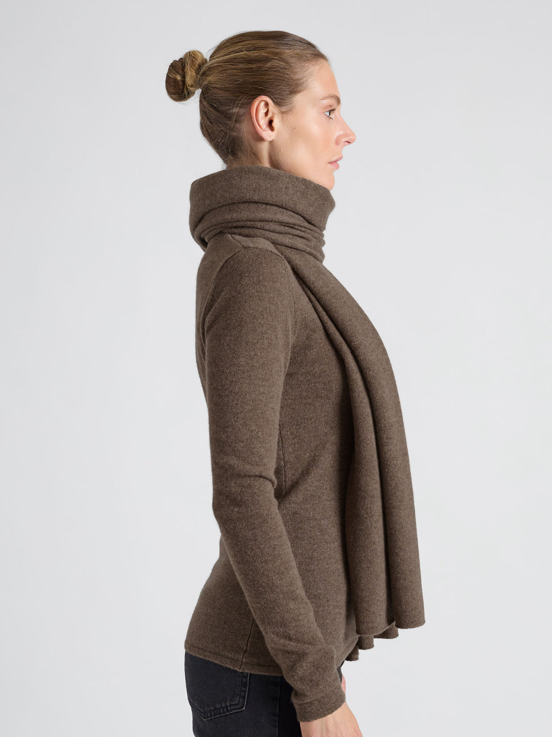 Kashmirskjerf "Signature" i 100% ren kasjmirull. Cashmere skjerf. Norsk design fra Kashmina. Farge: Dark Brown.