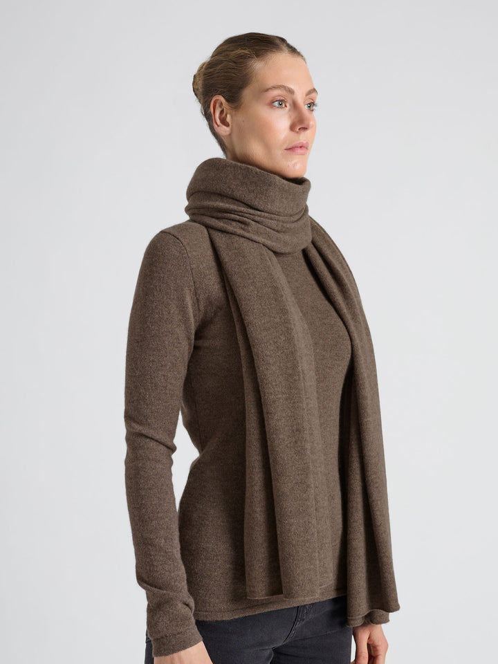 Kashmirskjerf "Signature" i 100% ren kasjmirull. Cashmere skjerf. Norsk design fra Kashmina. Farge: Dark Brown.