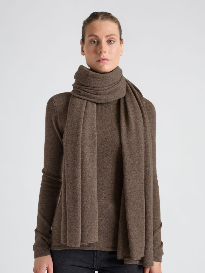 Kashmirskjerf "Signature" i 100% ren kasjmirull. Cashmere skjerf. Norsk design fra Kashmina. Farge: Dark Brown.