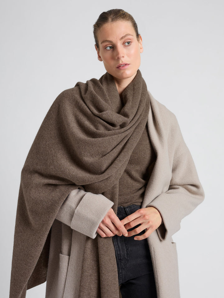 Kashmirskjerf "Signature" i 100% ren kasjmirull. Cashmere skjerf. Norsk design fra Kashmina. Farge: Dark Brown.