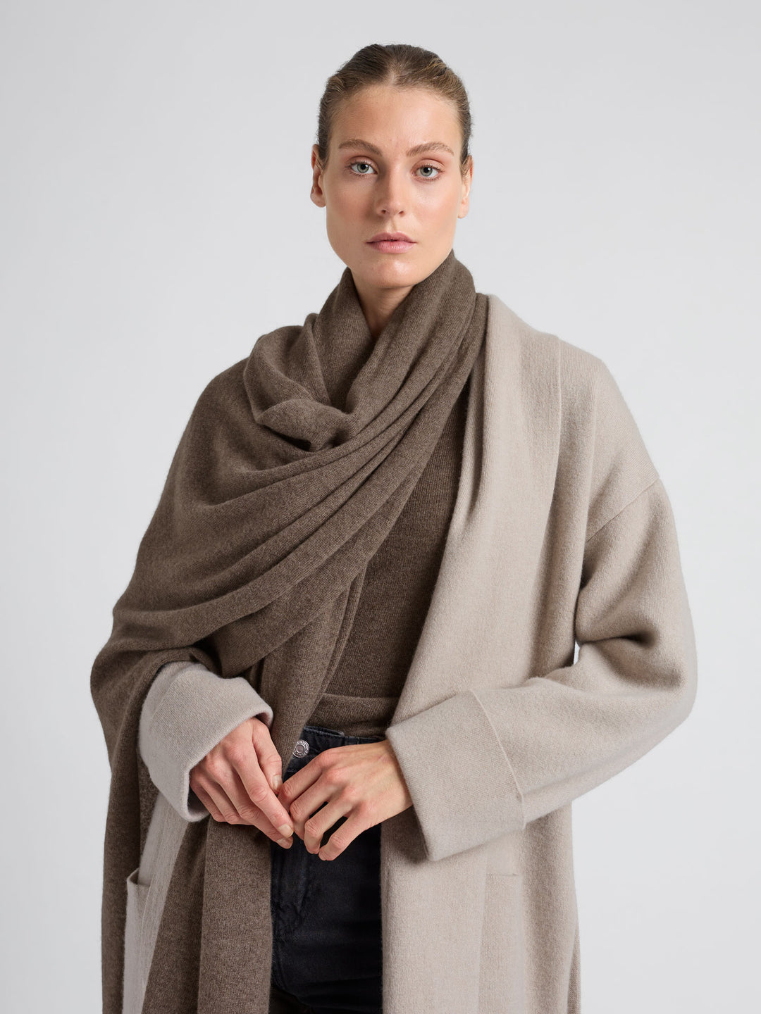 Kashmirskjerf "Signature" i 100% ren kasjmirull. Cashmere skjerf. Norsk design fra Kashmina. Farge: Dark Brown.