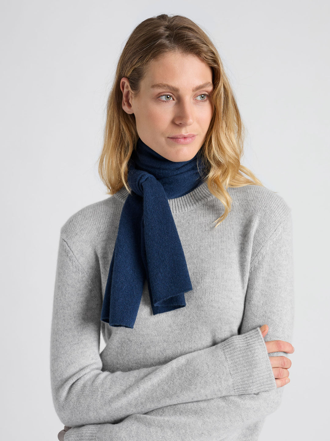 Lite skjerf strikket i 100% ren kashmirull, cashmere. Fullstendig kløfritt. Norsk design fra Kashmina. Farge: Mountain Blue