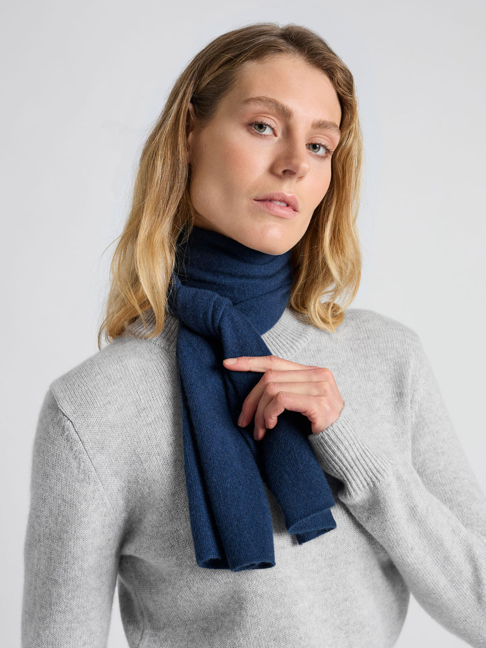 Lite skjerf strikket i 100% ren kashmirull, cashmere. Fullstendig kløfritt. Norsk design fra Kashmina. Farge: Mountain Blue