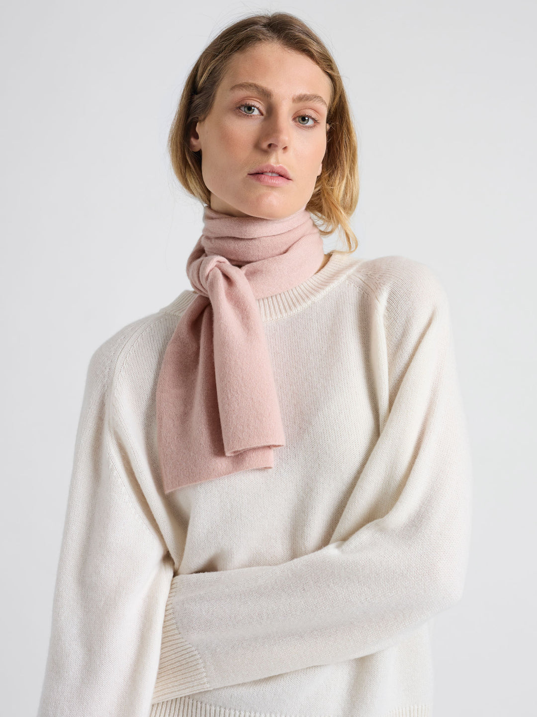 Lite skjerf strikket i 100% ren kashmirull, cashmere. Fullstendig kløfritt. Norsk design fra Kashmina. Farge: Rose Glow.