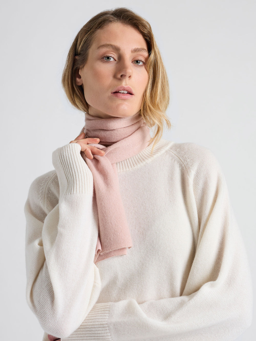 Lite skjerf strikket i 100% ren kashmirull, cashmere. Fullstendig kløfritt. Norsk design fra Kashmina. Farge: Rose Glow.