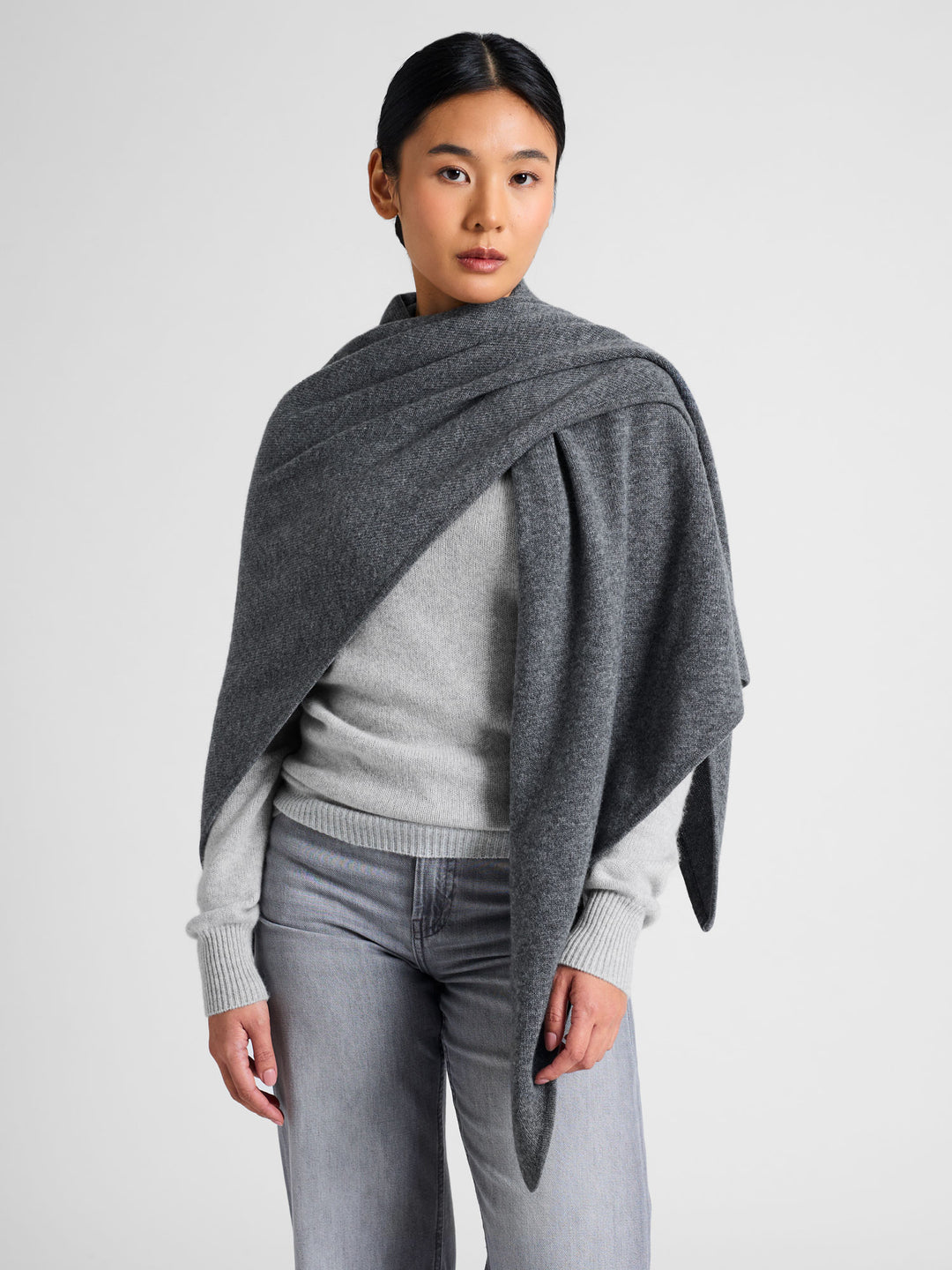 Kashmirskjerf "Triangle" i 100% ren kasjmir. Norsk design fra Kashmina. Farge: Dark Grey.