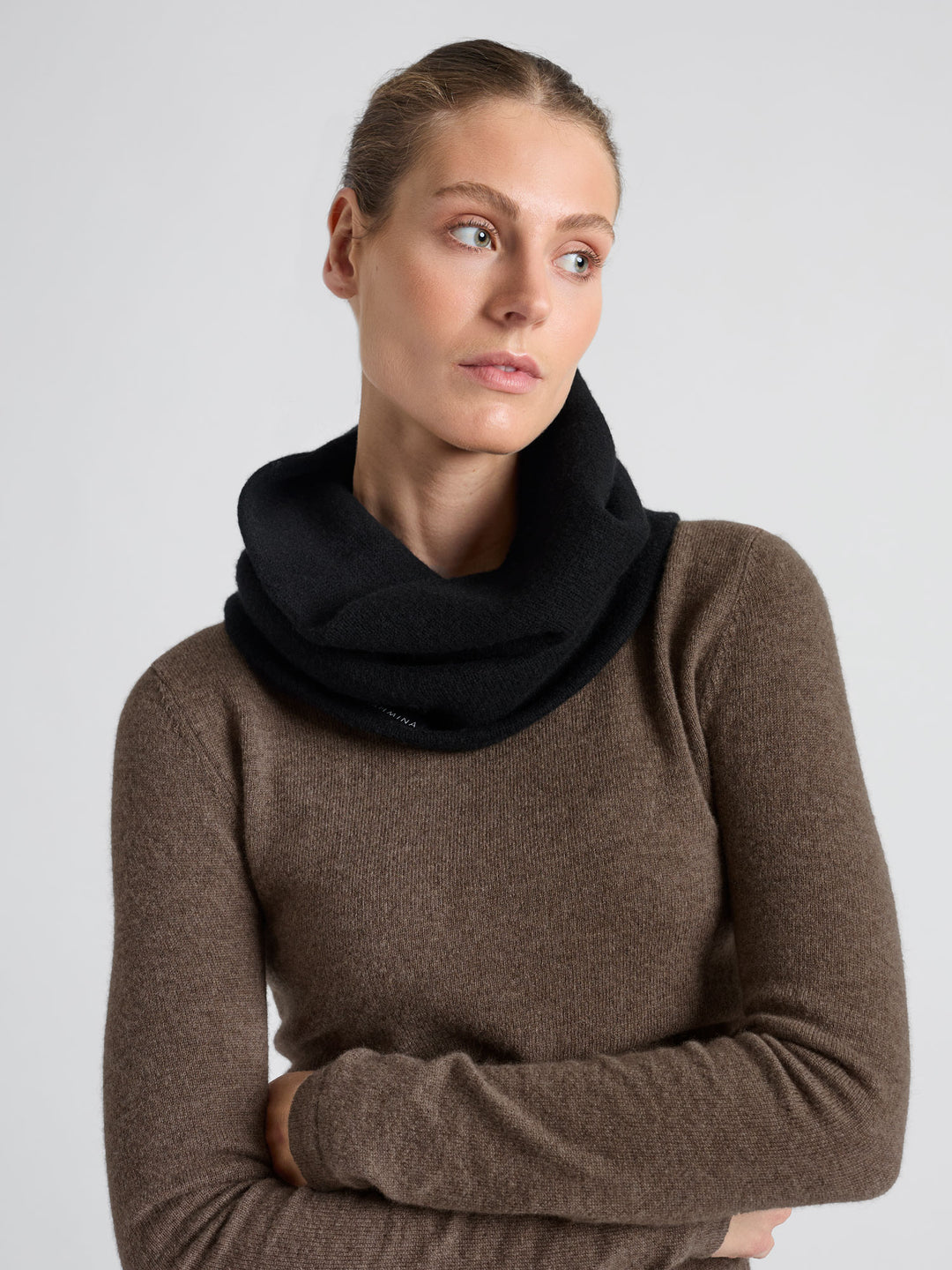 Kashmirsnood / kashmirskjerf "Eydis" i 100% ren kashmirull. Norsk design fra Kashmina. Farge: Svart.