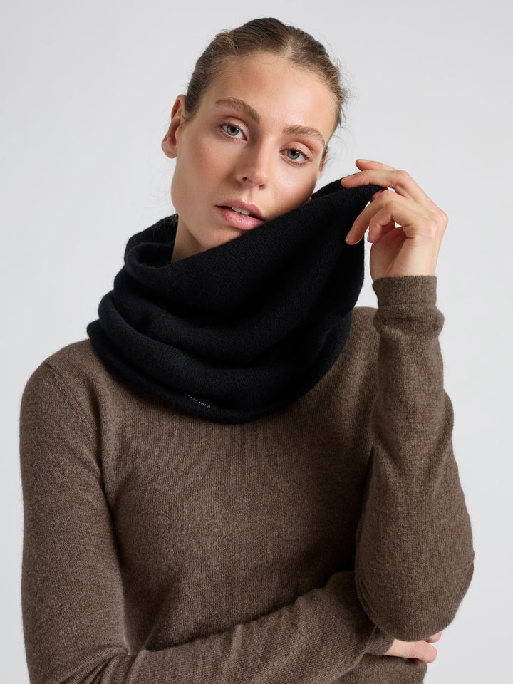 Kashmirsnood / kashmirskjerf "Eydis" i 100% ren kashmirull. Norsk design fra Kashmina. Farge: Svart.