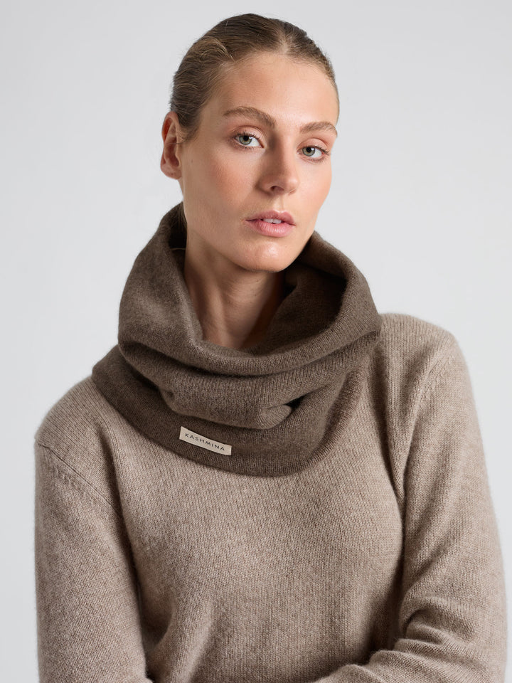 Kashmirsnood / kashmirskjerf "Eydis" i 100% ren kashmirull. Norsk design fra Kashmina. Farge: Dark Toast.