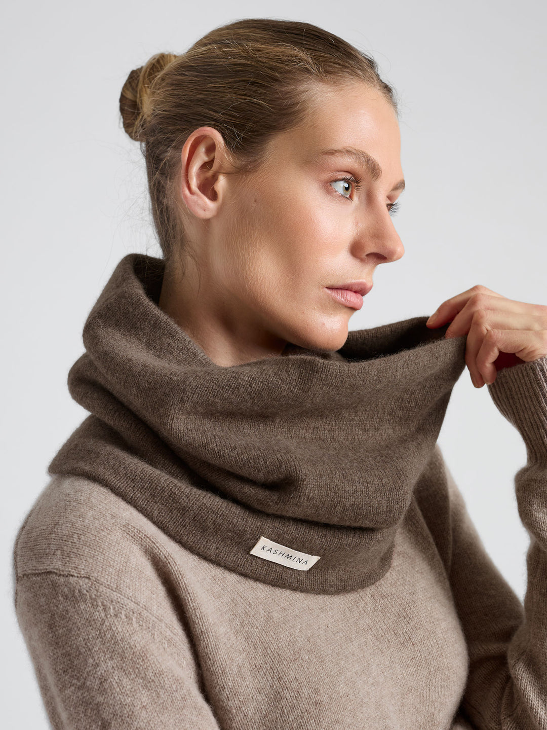 Kashmirsnood / kashmirskjerf "Eydis" i 100% ren kashmirull. Norsk design fra Kashmina. Farge: Dark Toast.