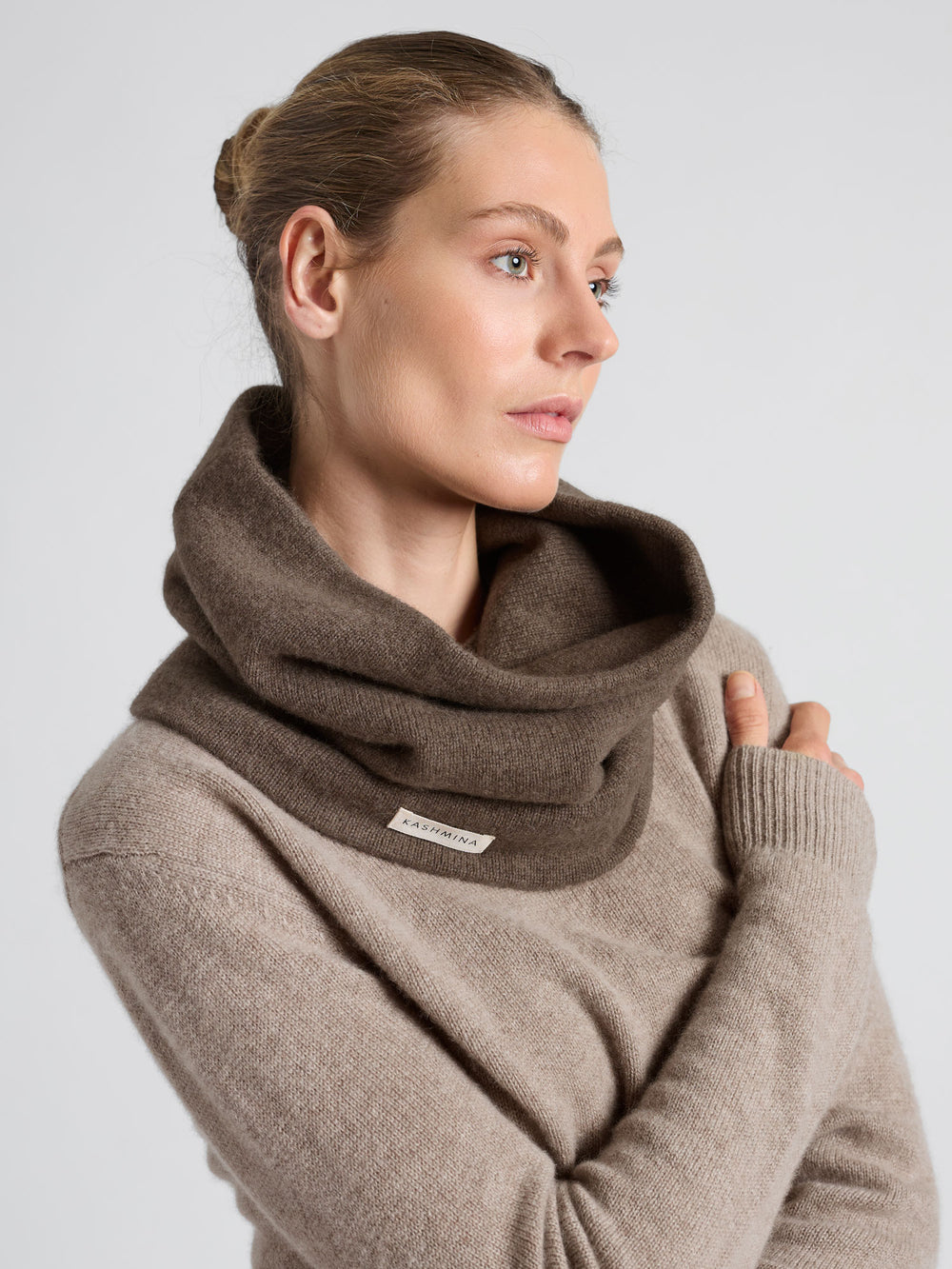 Kashmirsnood / kashmirskjerf "Eydis" i 100% ren kashmirull. Norsk design fra Kashmina. Farge: Dark Toast.