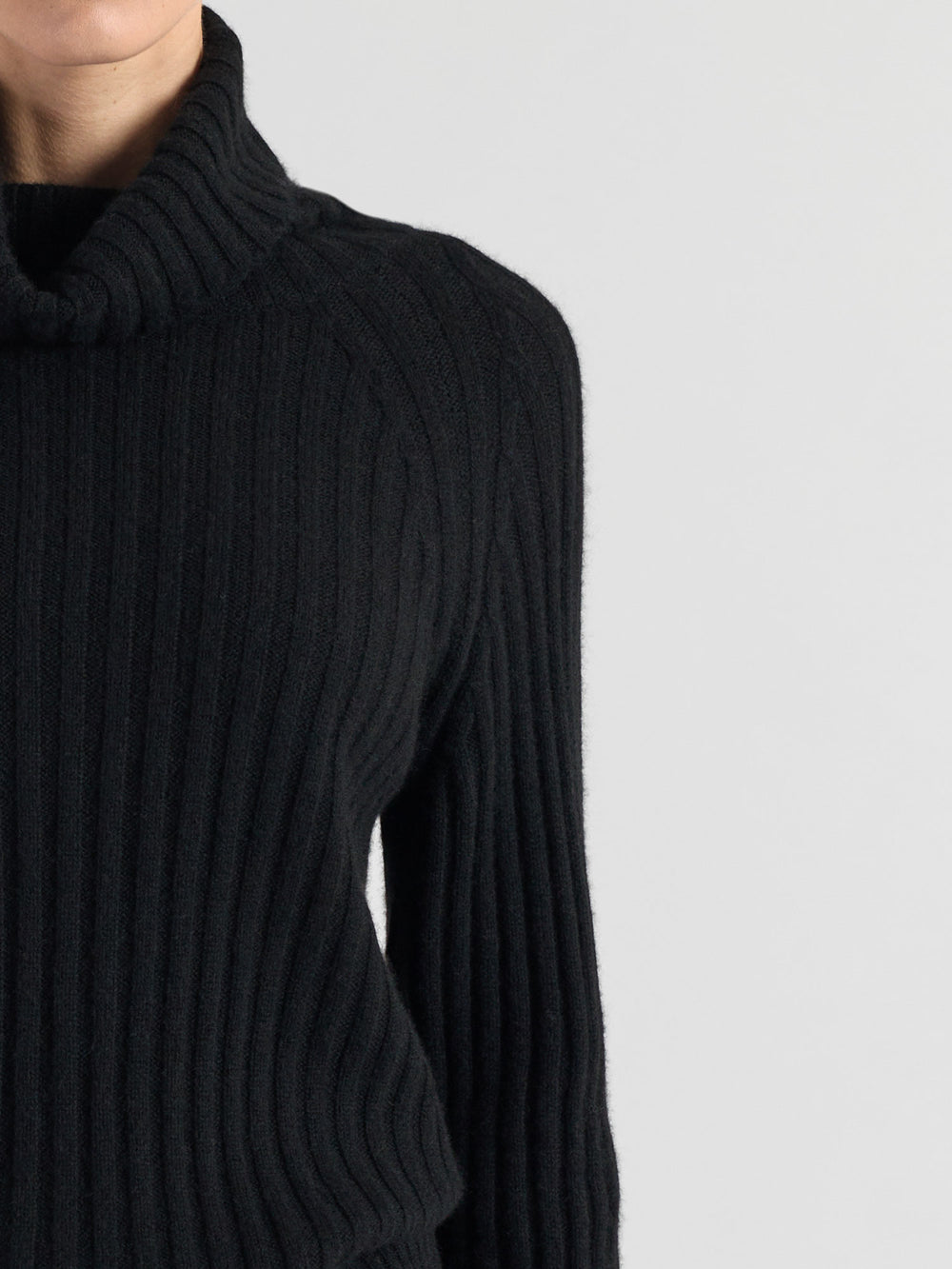 Høyhalset ribbestrikket kashmirgenser "Eline" i 100% cashmere. Norsk design fra Kashmina. Farge: Sort.