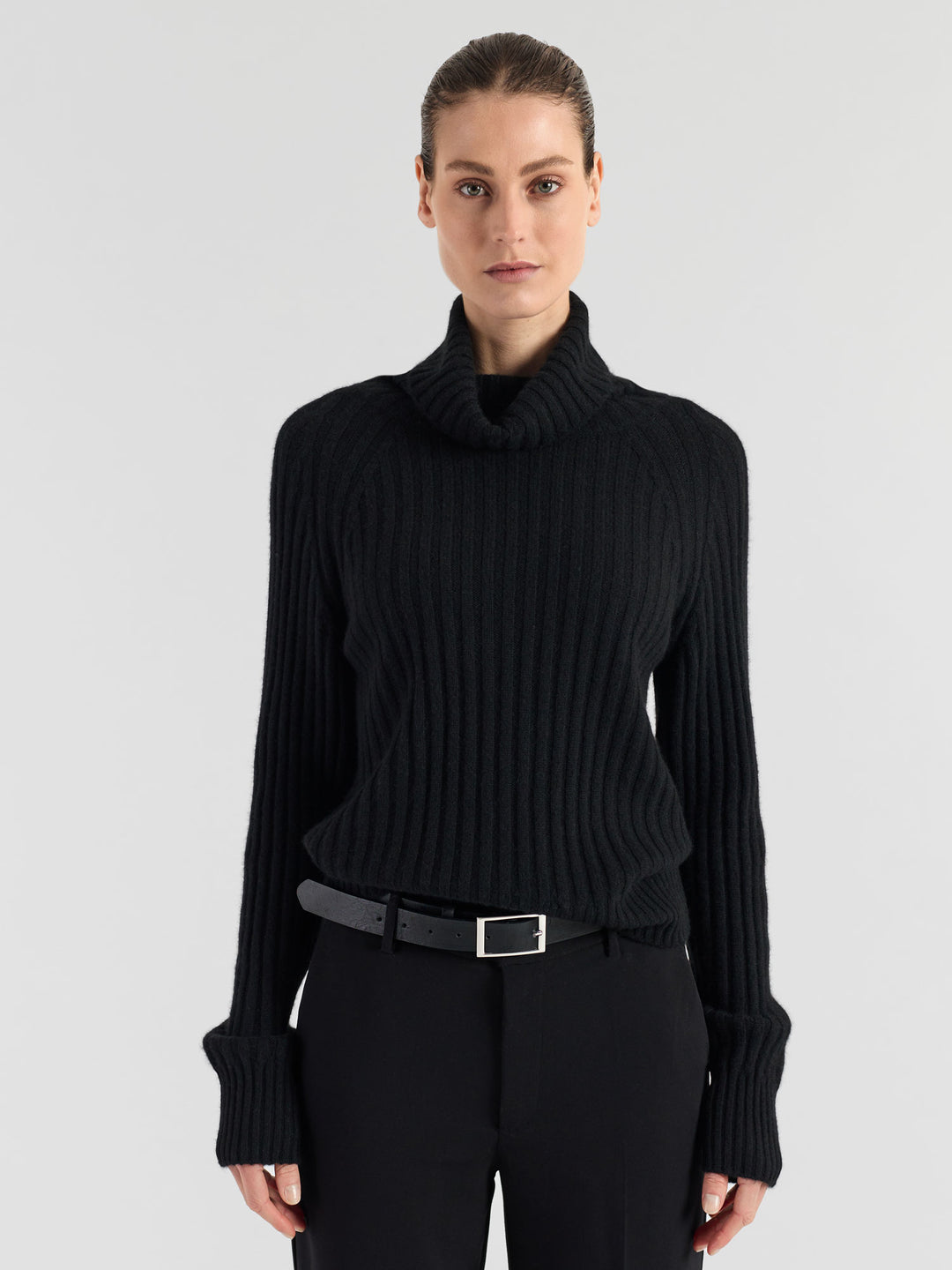 Høyhalset ribbestrikket kashmirgenser "Eline" i 100% cashmere. Norsk design fra Kashmina. Farge: Sort.