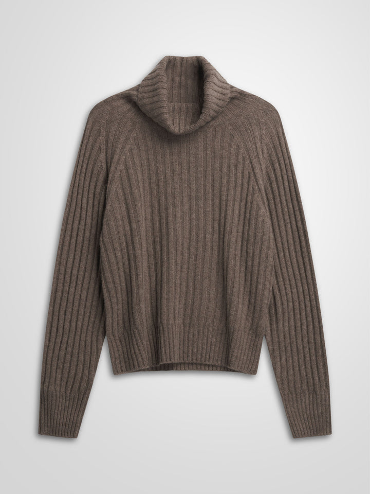 Høyhalset ribbestrikket kashmirgenser "Eline" i 100% cashmere. Norsk design fra Kashmina. Farge: Dark Toast.