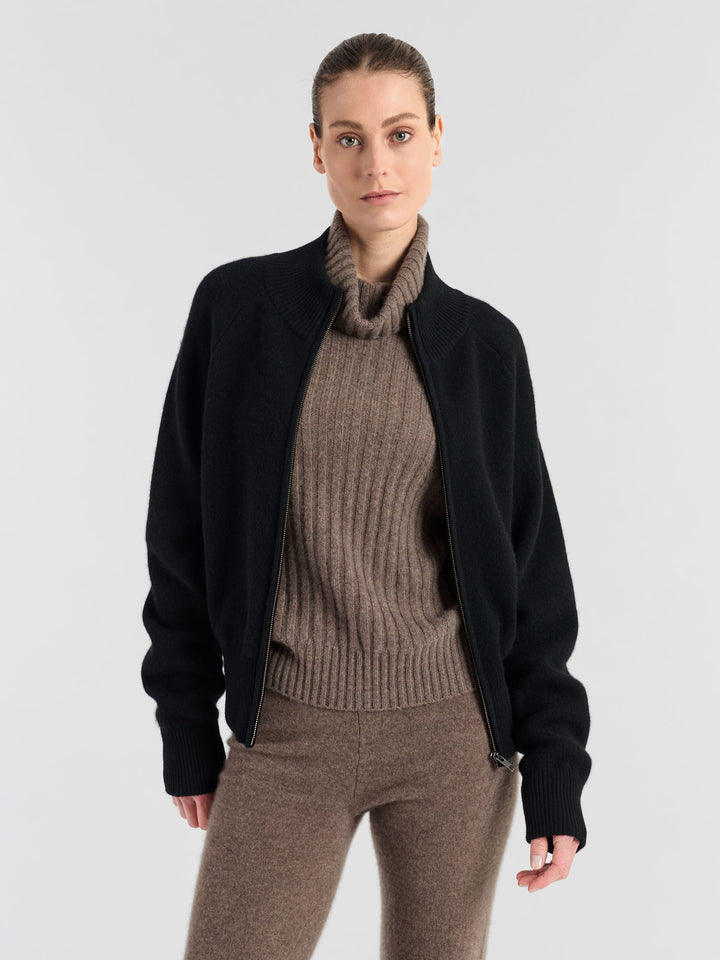 Høyhalset ribbestrikket kashmirgenser "Eline" i 100% cashmere. Norsk design fra Kashmina. Farge: Dark Toast.