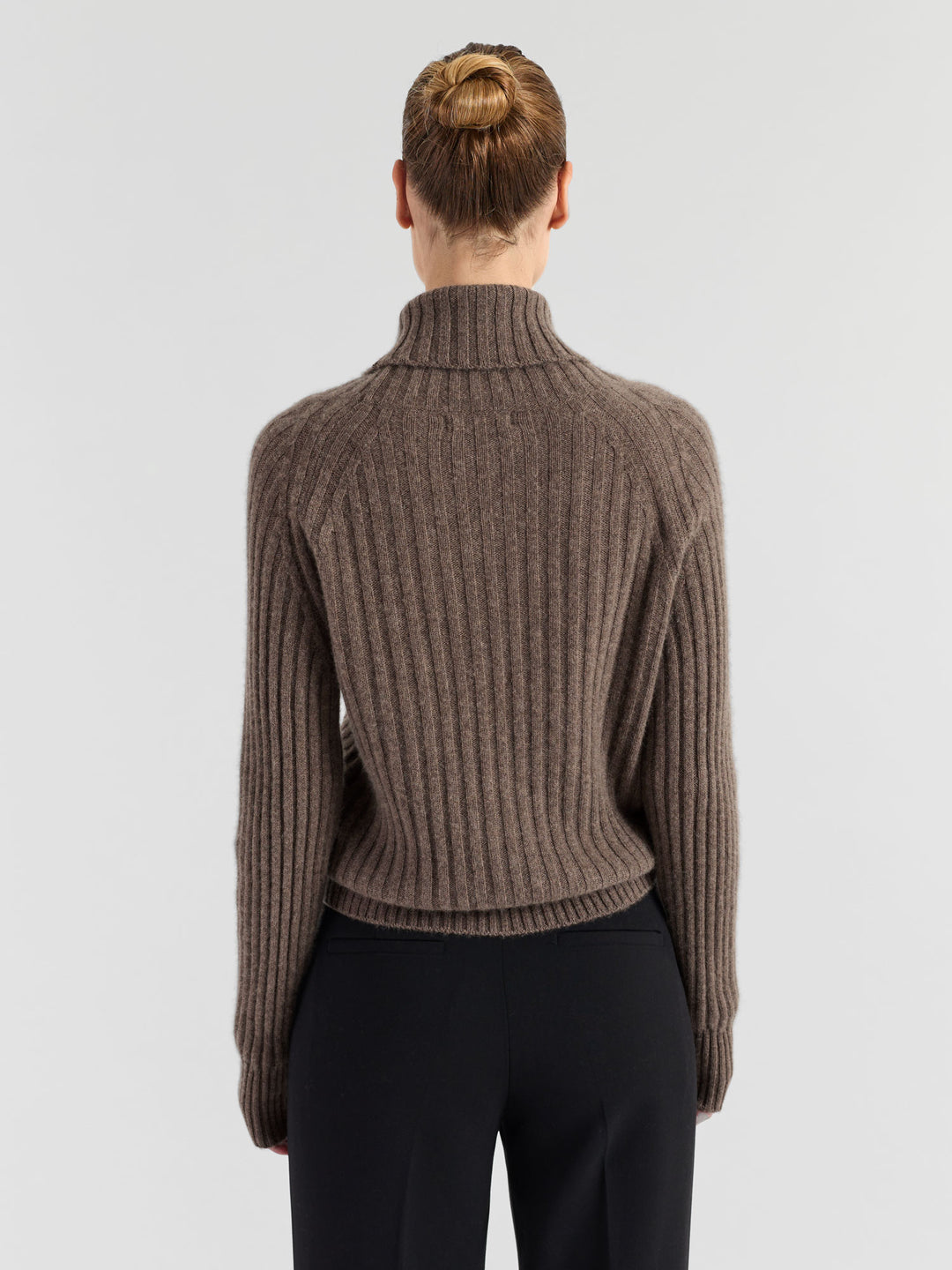 Høyhalset ribbestrikket kashmirgenser "Eline" i 100% cashmere. Norsk design fra Kashmina. Farge: Dark Toast.