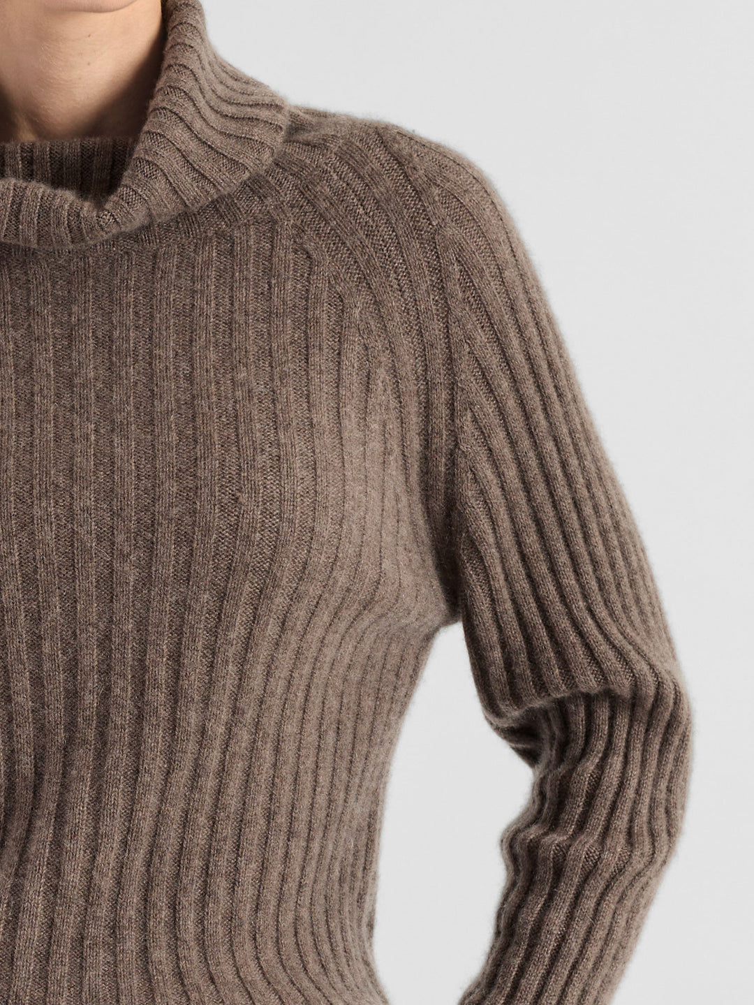 Høyhalset ribbestrikket kashmirgenser "Eline" i 100% cashmere. Norsk design fra Kashmina. Farge: Dark Toast.