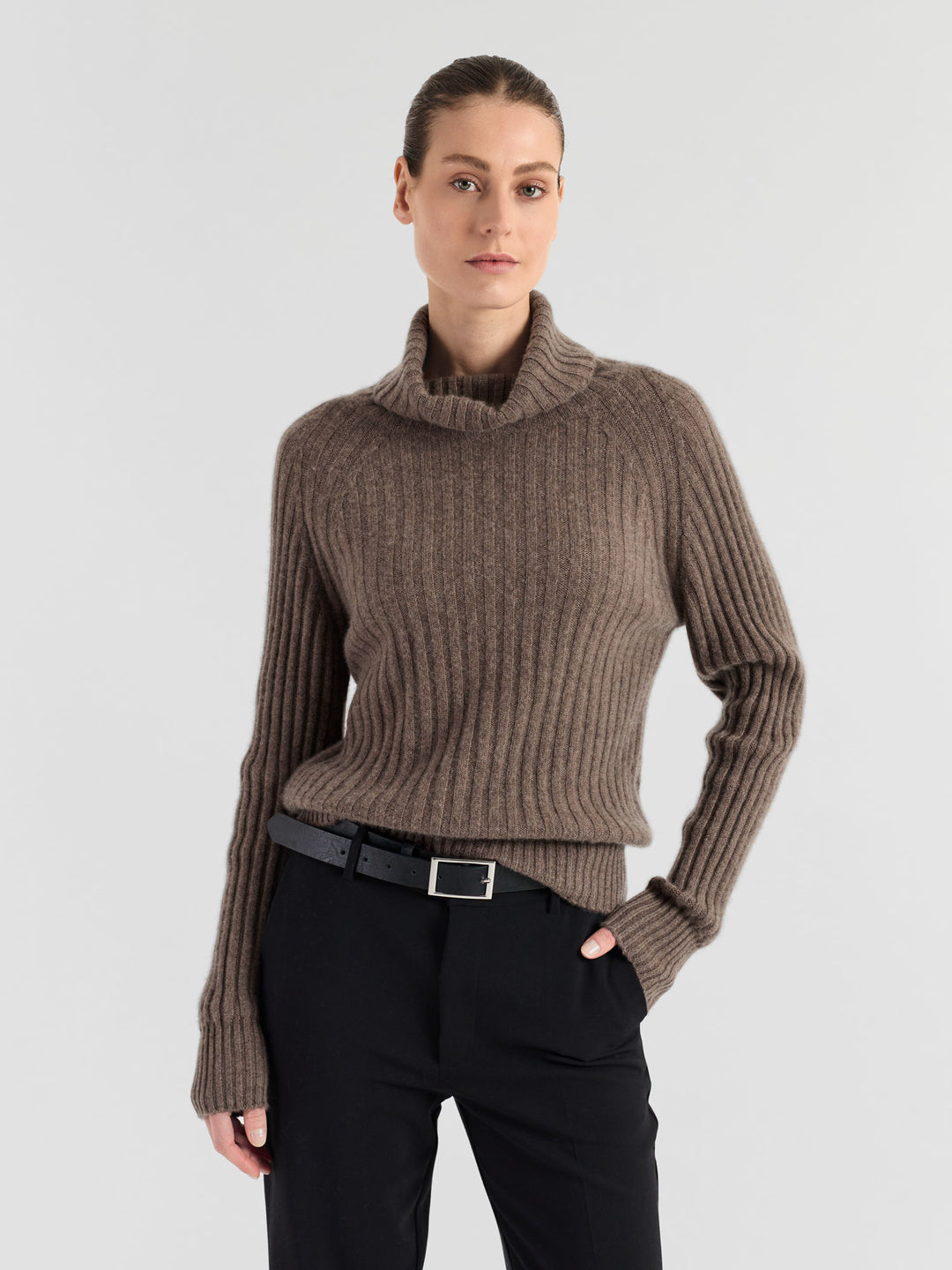 Høyhalset ribbestrikket kashmirgenser "Eline" i 100% cashmere. Norsk design fra Kashmina. Farge: Dark Toast.