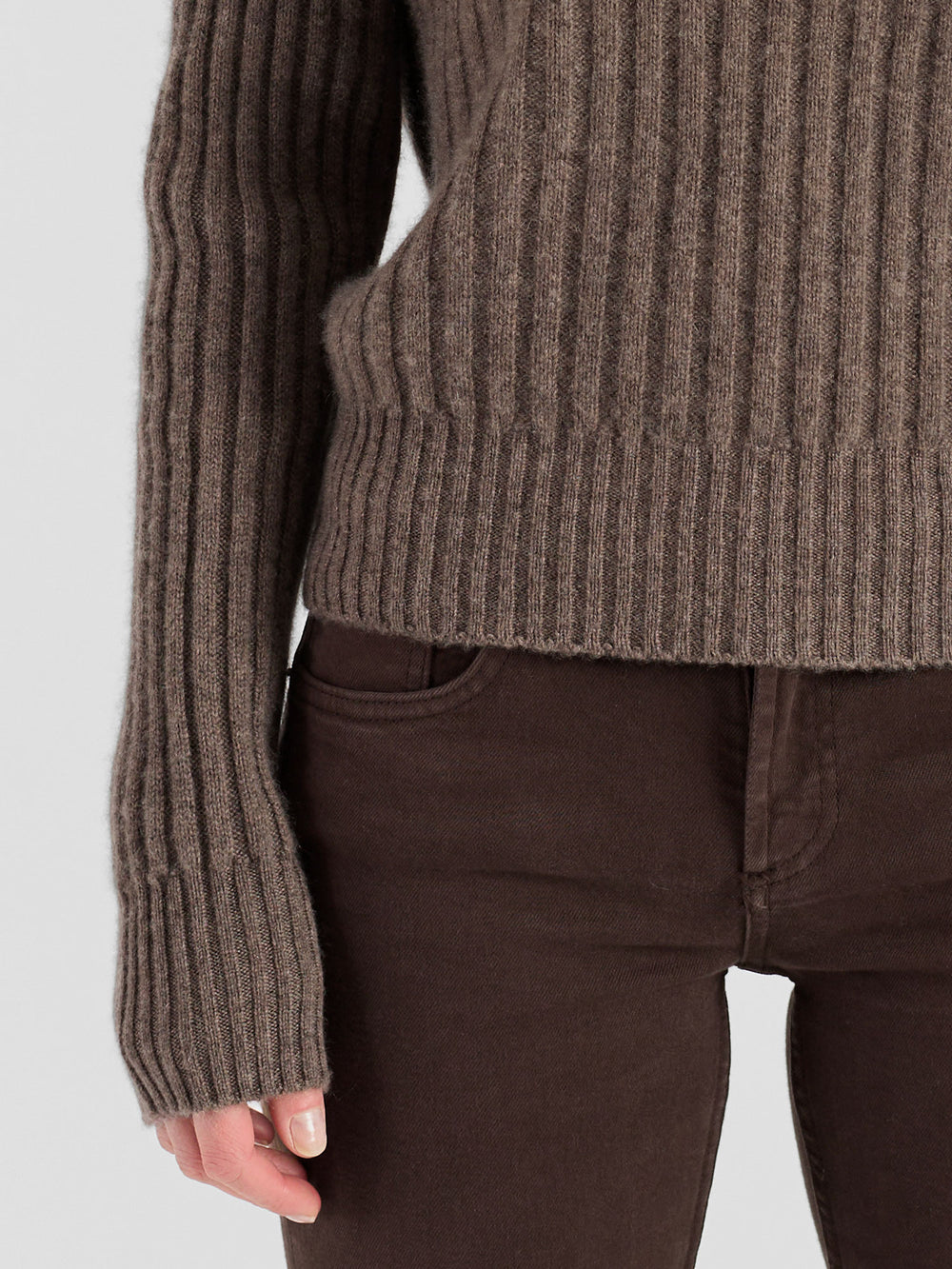 Høyhalset ribbestrikket kashmirgenser "Eline" i 100% cashmere. Norsk design fra Kashmina. Farge: Dark Toast.