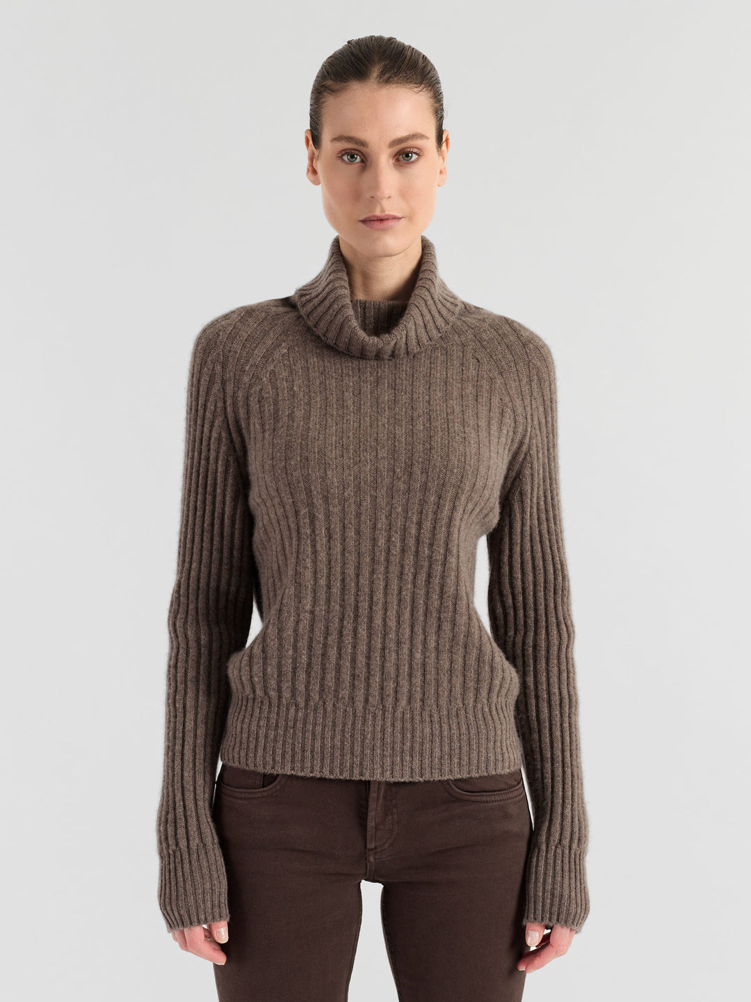 Høyhalset ribbestrikket kashmirgenser "Eline" i 100% cashmere. Norsk design fra Kashmina. Farge: Dark Toast.