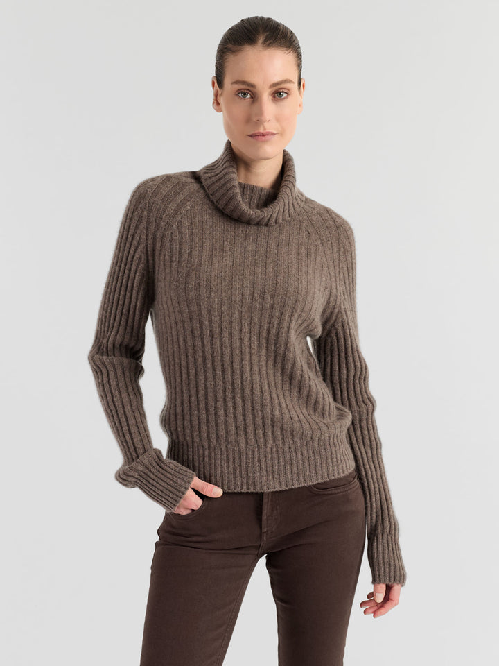 Høyhalset ribbestrikket kashmirgenser "Eline" i 100% cashmere. Norsk design fra Kashmina. Farge: Dark Toast.