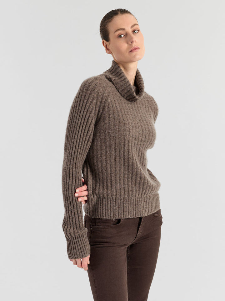 Høyhalset ribbestrikket kashmirgenser "Eline" i 100% cashmere. Norsk design fra Kashmina. Farge: Dark Toast.