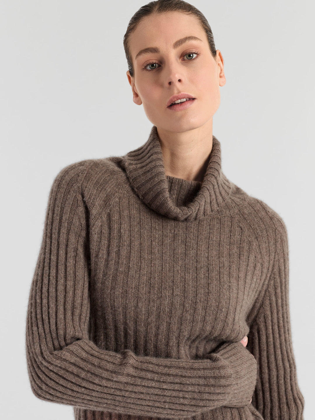 Høyhalset ribbestrikket kashmirgenser "Eline" i 100% cashmere. Norsk design fra Kashmina. Farge: Dark Toast.