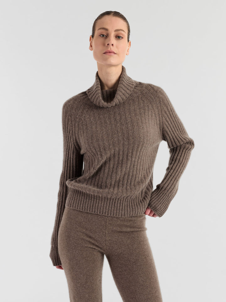 Høyhalset ribbestrikket kashmirgenser "Eline" i 100% cashmere. Norsk design fra Kashmina. Farge: Dark Toast.