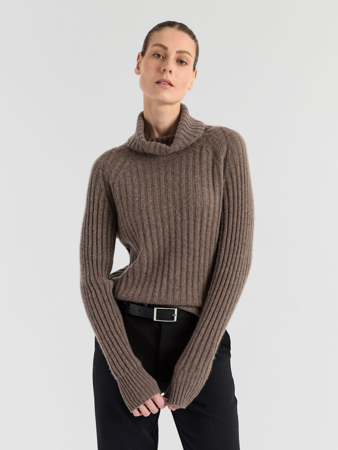 Høyhalset ribbestrikket kashmirgenser "Eline" i 100% cashmere. Norsk design fra Kashmina. Farge: Dark Toast.