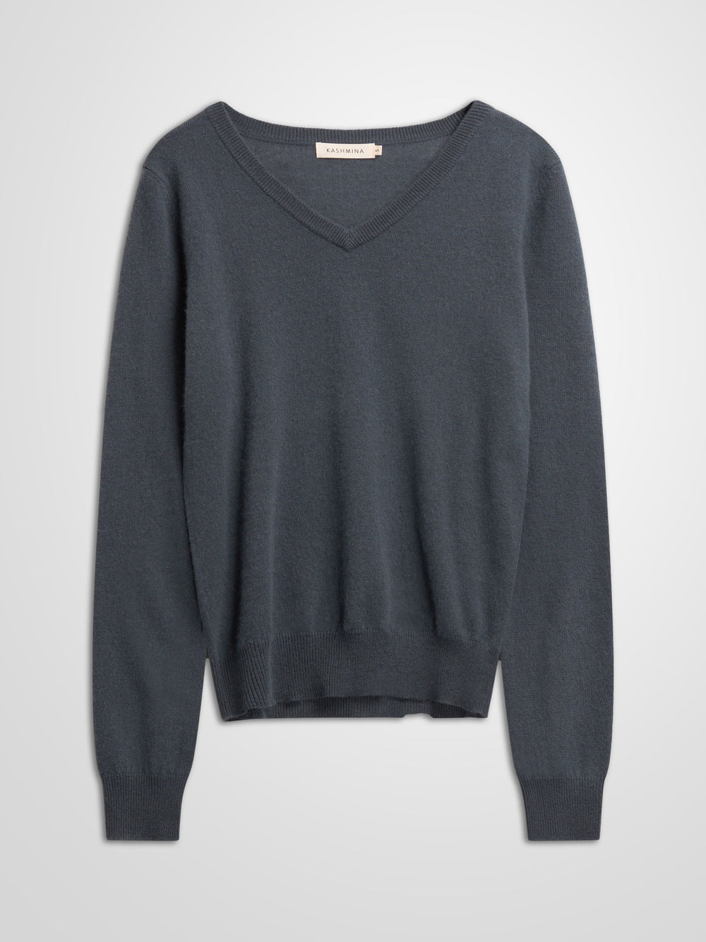 Kashmirgenser med v-hals "Erle" i 100% ren cashmere. Norsk design fra Kashmina. Farge: Blue Fog.